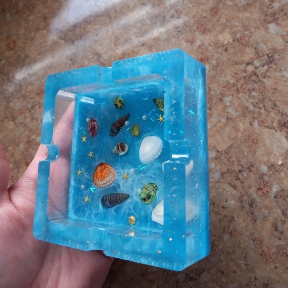 Ocean-theme Resin Ashtray. - Picture 3 of 5